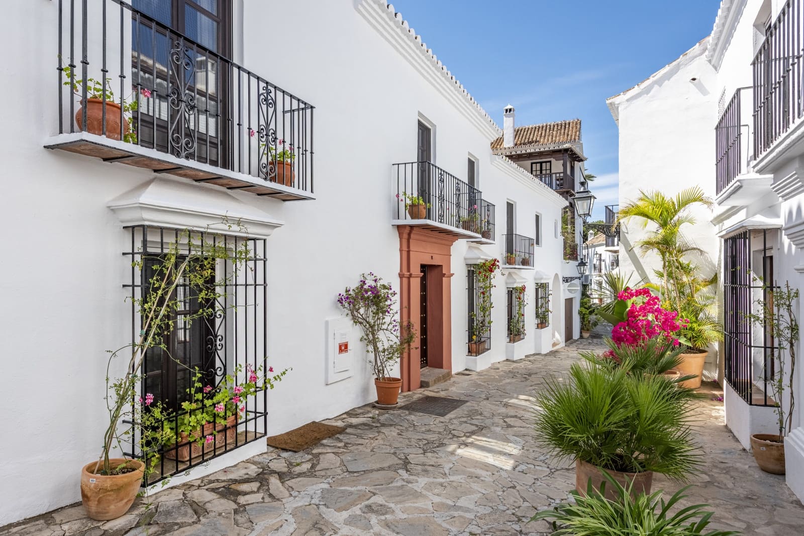 4 bedroom Townhouse for sale in Marbella with pool garage - € 2,490,000 (Ref: 9007598)