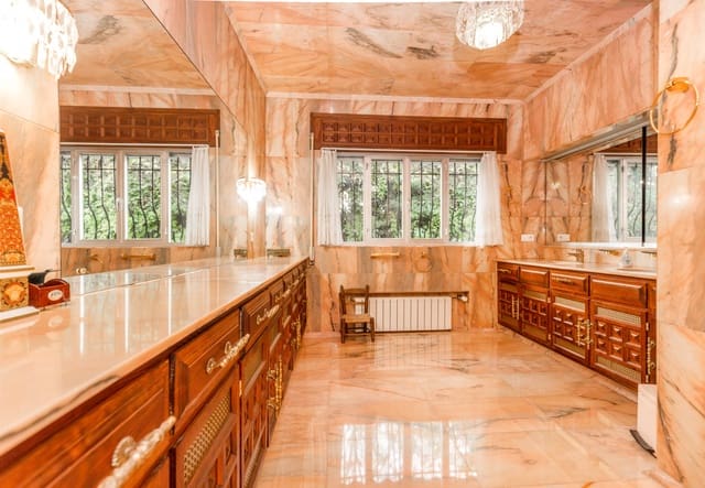 5 sypialnia Willa na sprzedaż w Marbella z basenem garażem - 8 400 000 € (Ref: 9017425)