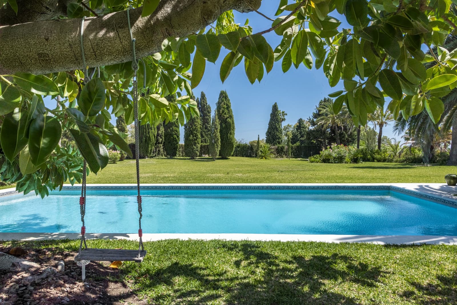 4 bedroom Villa for sale in Benahavis with pool garage - € 3,900,000 (Ref: 9020840)