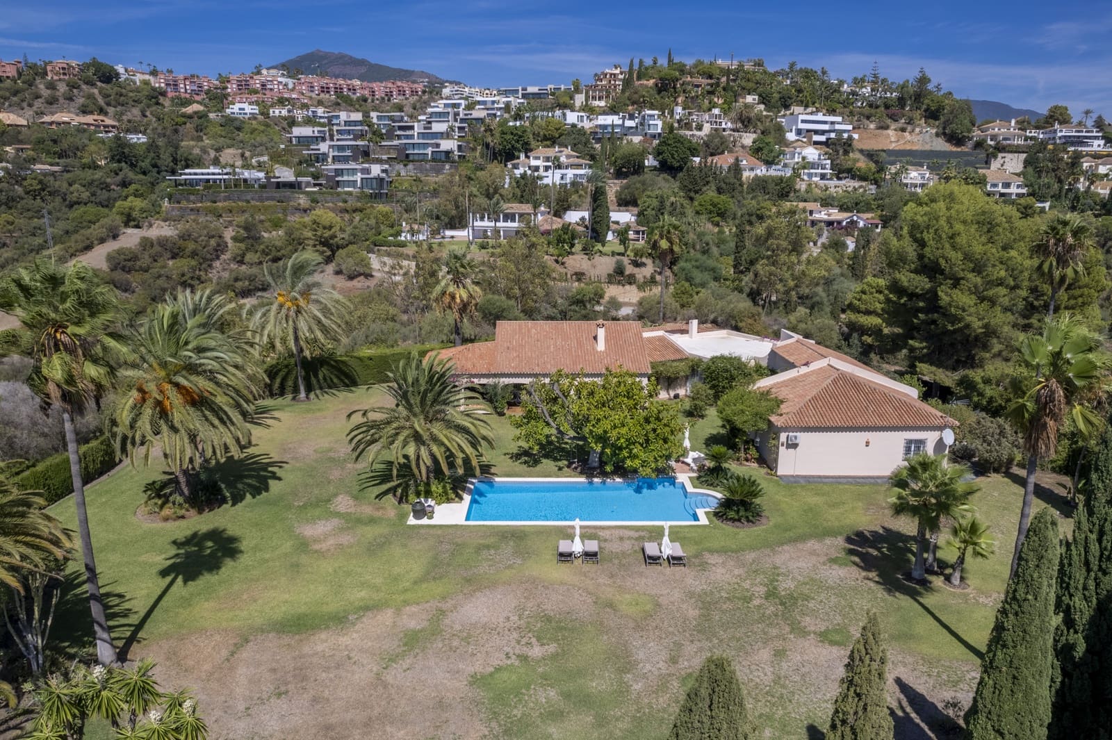 4 bedroom Villa for sale in Benahavis with pool garage - € 3,900,000 (Ref: 9020840)