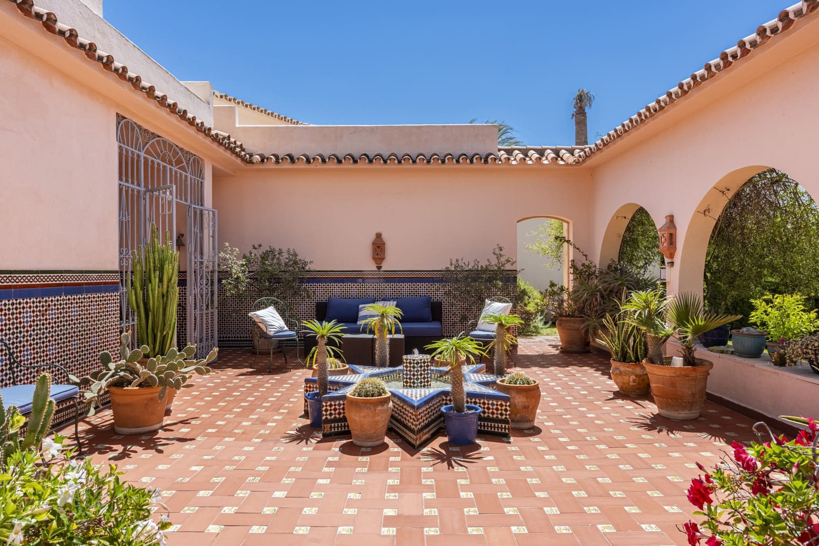 4 bedroom Villa for sale in Benahavis with pool garage - € 3,900,000 (Ref: 9020840)