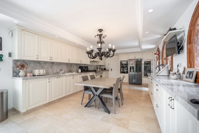 4 bedroom Villa for sale in Marbella with pool garage - € 2,690,000 (Ref: 9029460)