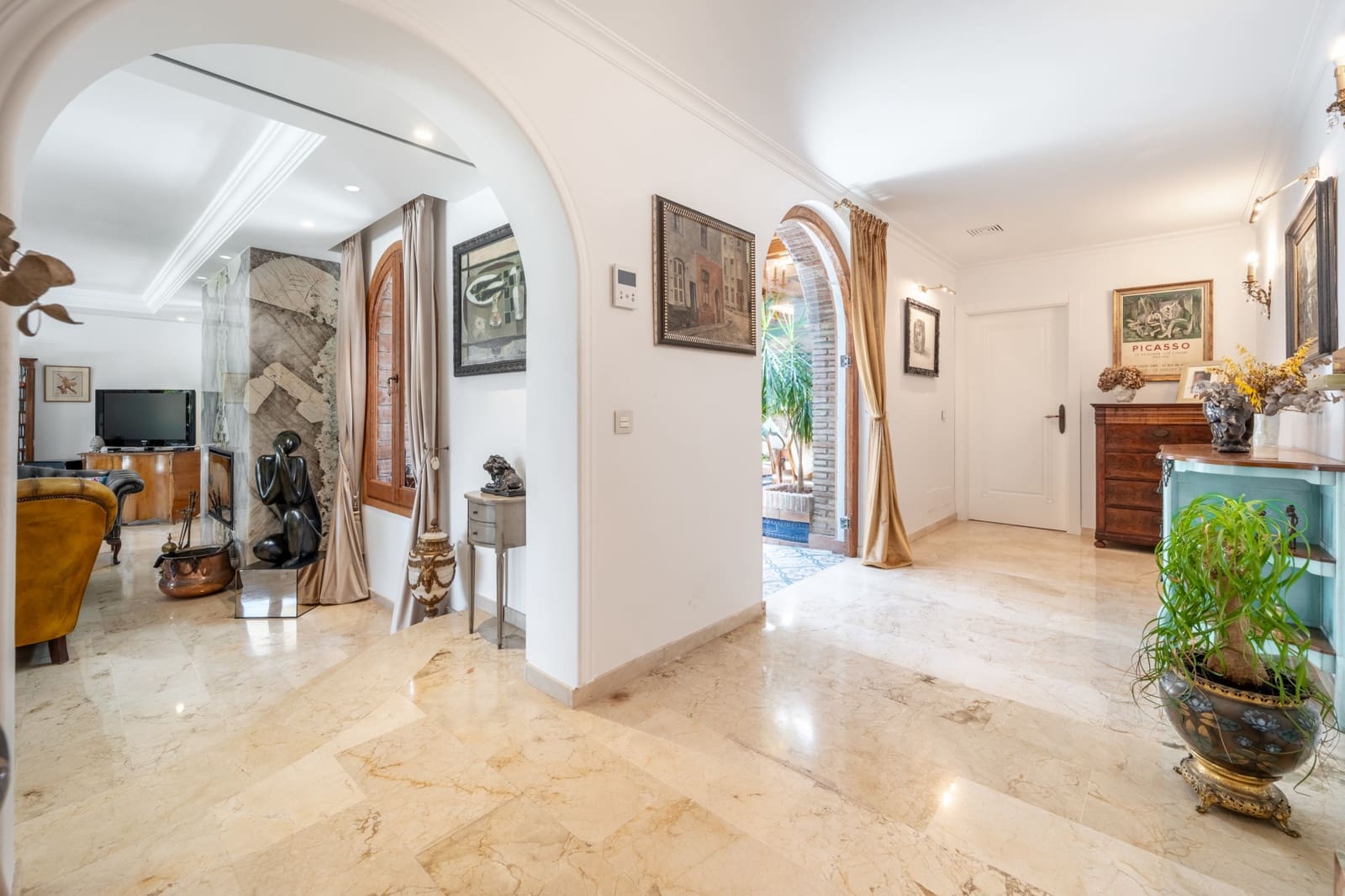 4 bedroom Villa for sale in Marbella with pool garage - € 2,690,000 (Ref: 9029460)