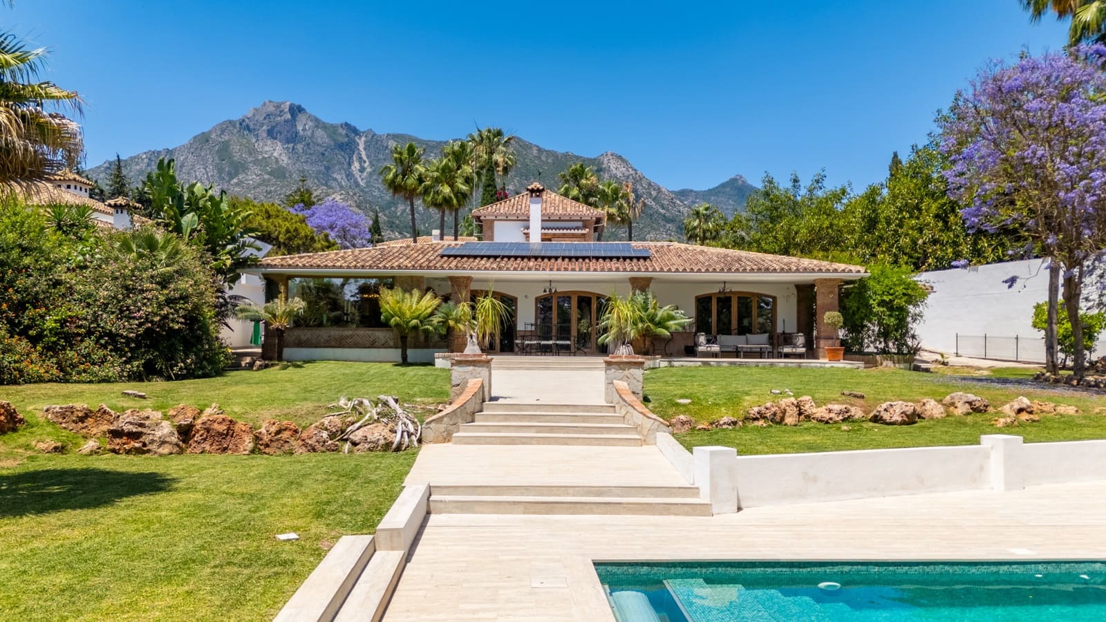 4 bedroom Villa for sale in Marbella with pool garage - € 2,690,000 (Ref: 9029460)
