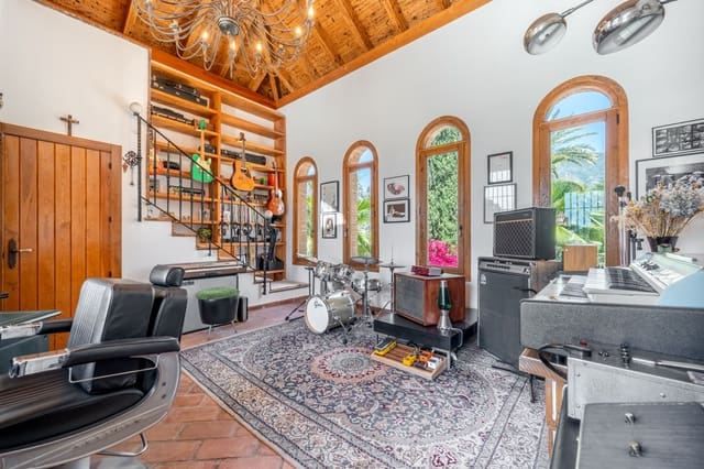 4 bedroom Villa for sale in Marbella with pool garage - € 2,690,000 (Ref: 9029460)