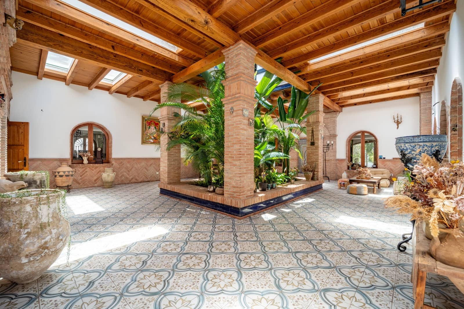 4 bedroom Villa for sale in Marbella with pool garage - € 2,690,000 (Ref: 9029460)