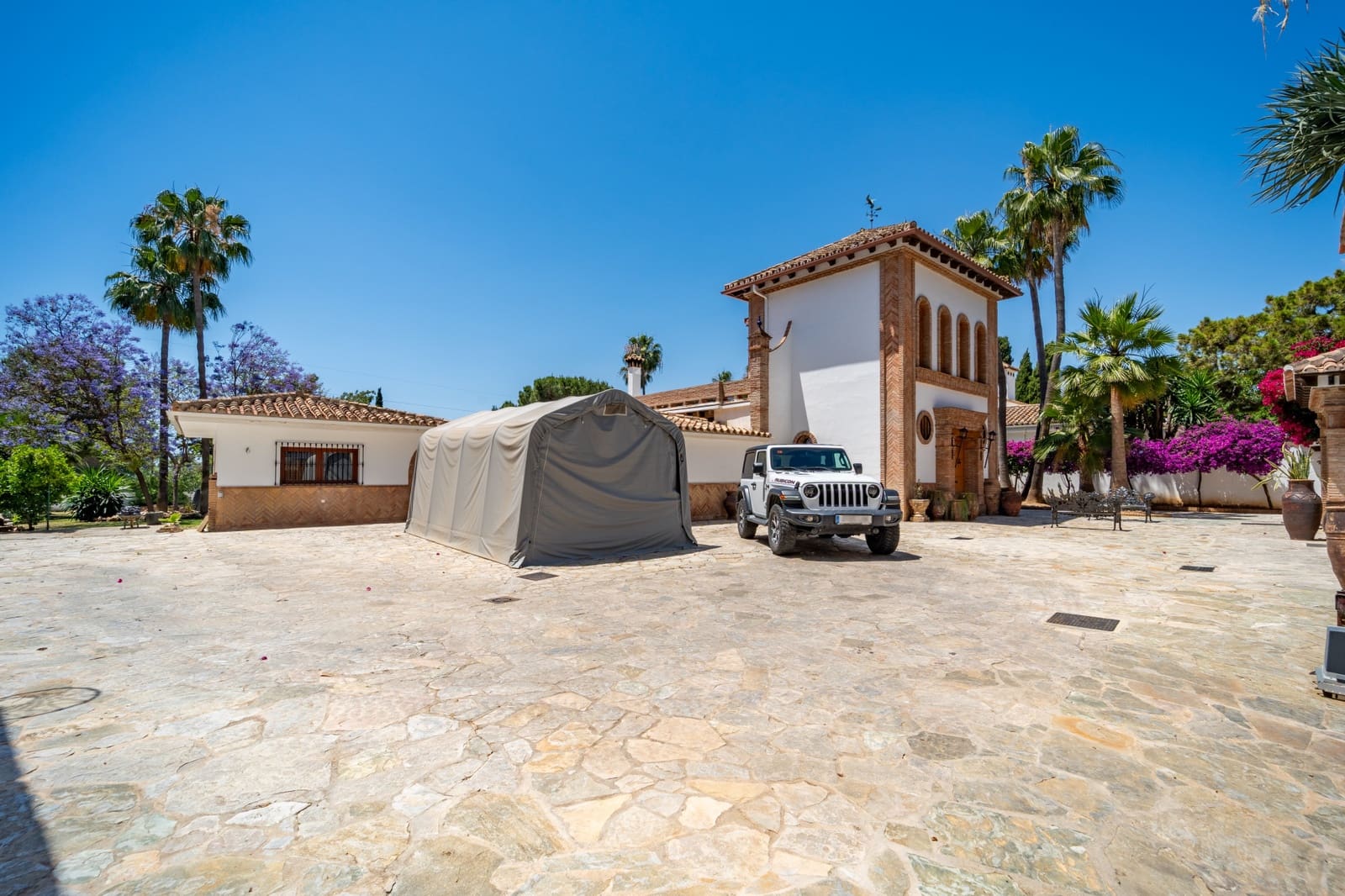 4 bedroom Villa for sale in Marbella with pool garage - € 2,450,000 (Ref: 9029460)