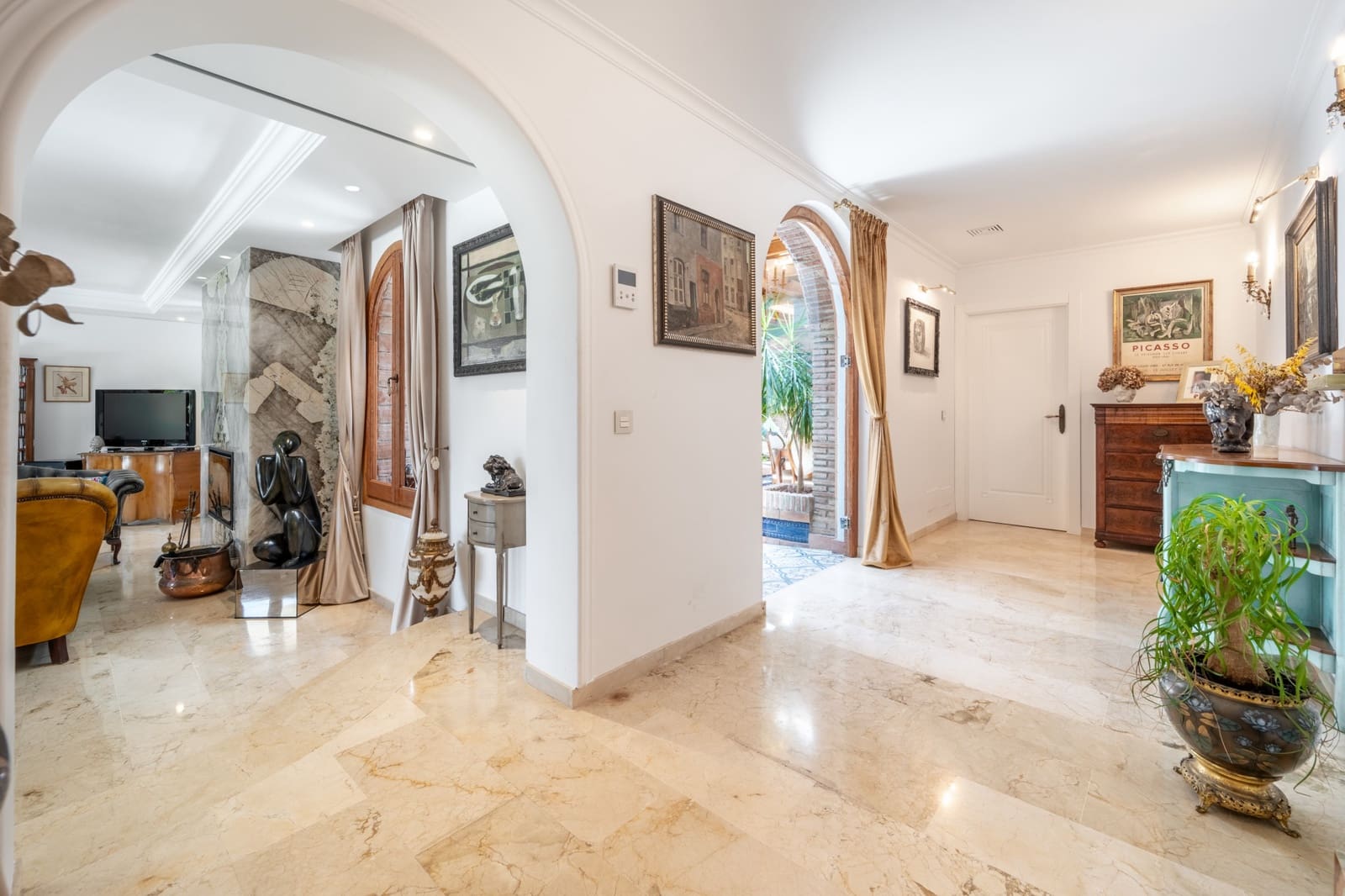 4 bedroom Villa for sale in Marbella with pool garage - € 2,450,000 (Ref: 9029460)