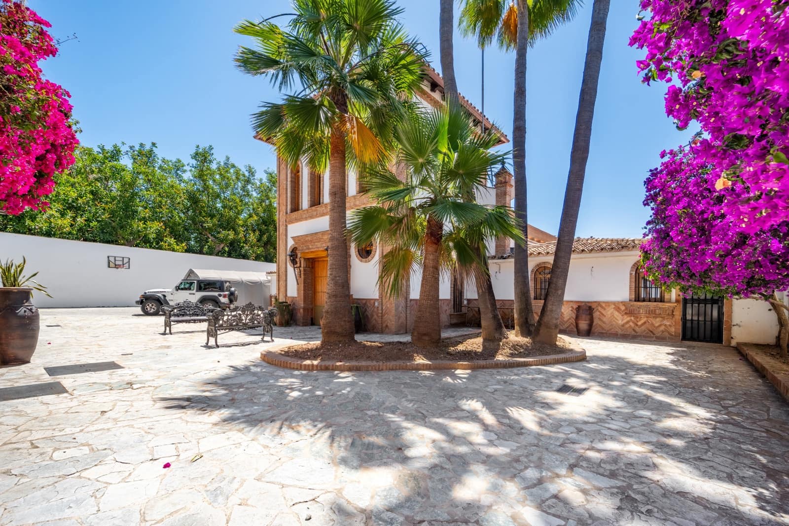 4 bedroom Villa for sale in Marbella with pool garage - € 2,450,000 (Ref: 9029460)