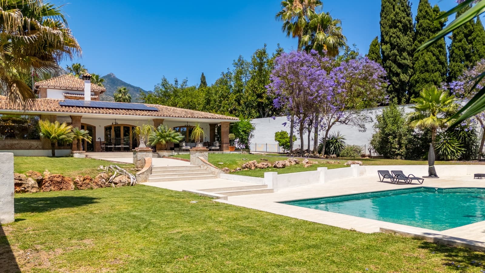 4 bedroom Villa for sale in Marbella with pool garage - € 2,450,000 (Ref: 9029460)