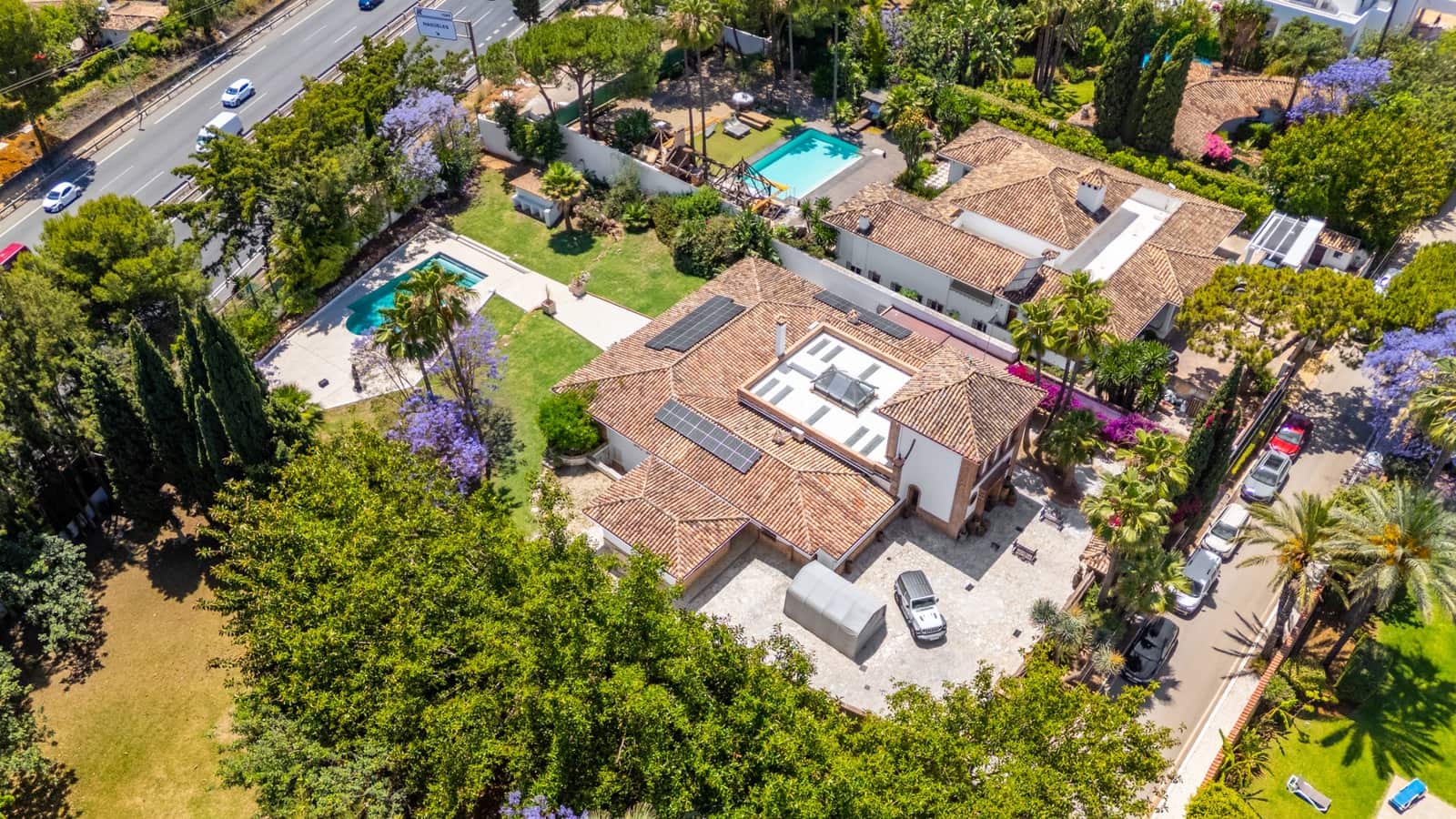 4 bedroom Villa for sale in Marbella with pool garage - € 2,450,000 (Ref: 9029460)