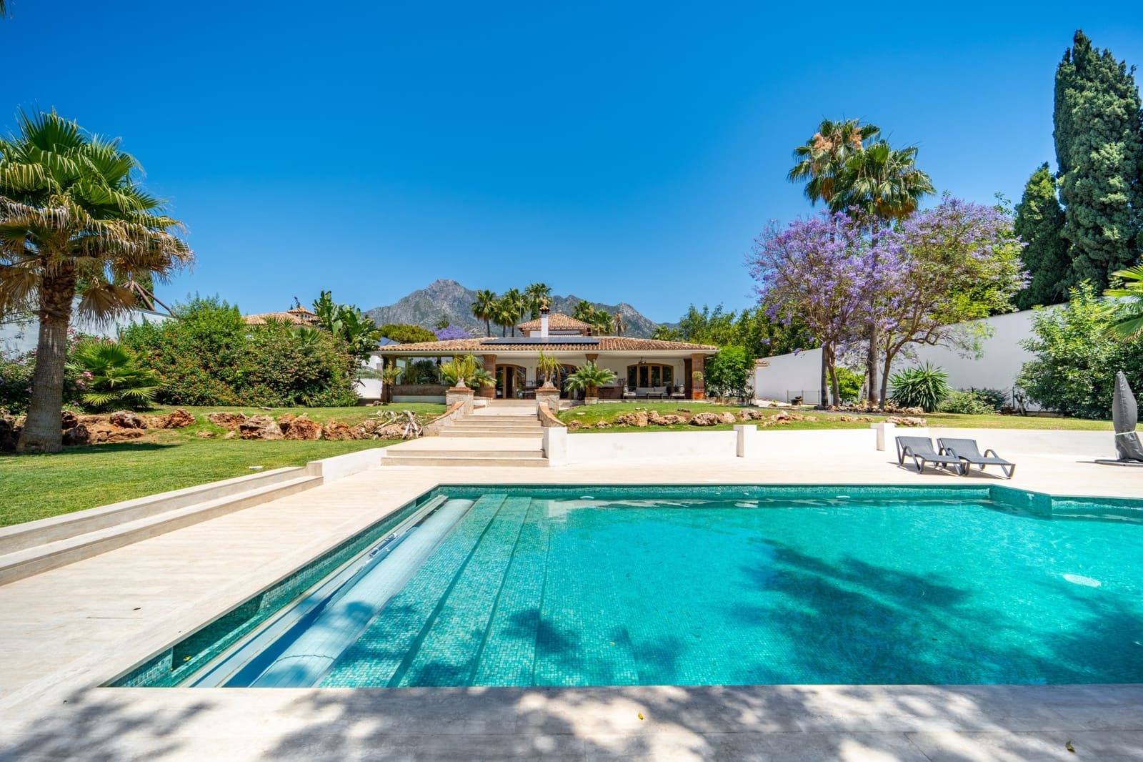 4 bedroom Villa for sale in Marbella with pool garage - € 2,450,000 (Ref: 9029460)