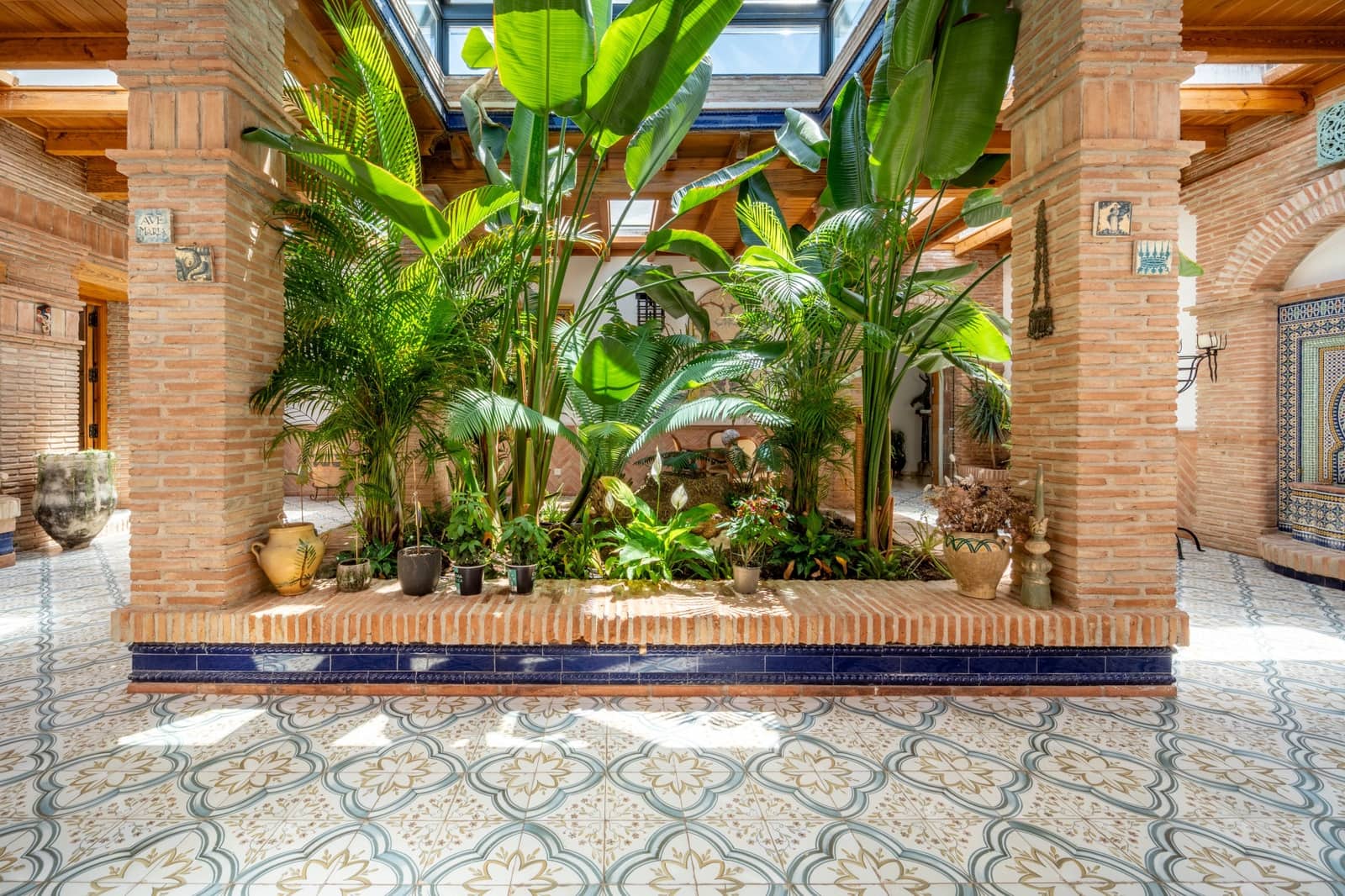 4 bedroom Villa for sale in Marbella with pool garage - € 2,450,000 (Ref: 9029460)