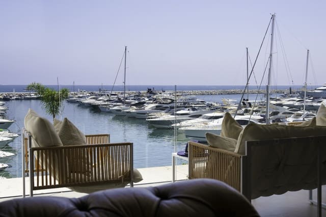 2 soveværelse Lejlighed til salg i Puerto Banus, Marbella med garage - € 1.650.000 (Ref: 9034390)