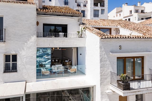 2 soveværelse Lejlighed til salg i Puerto Banus, Marbella med garage - € 1.650.000 (Ref: 9034390)