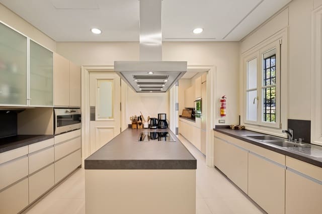 7 slaapkamer Villa te koop in Marbella met zwembad garage - € 10.700.000 (Ref: 9068754)