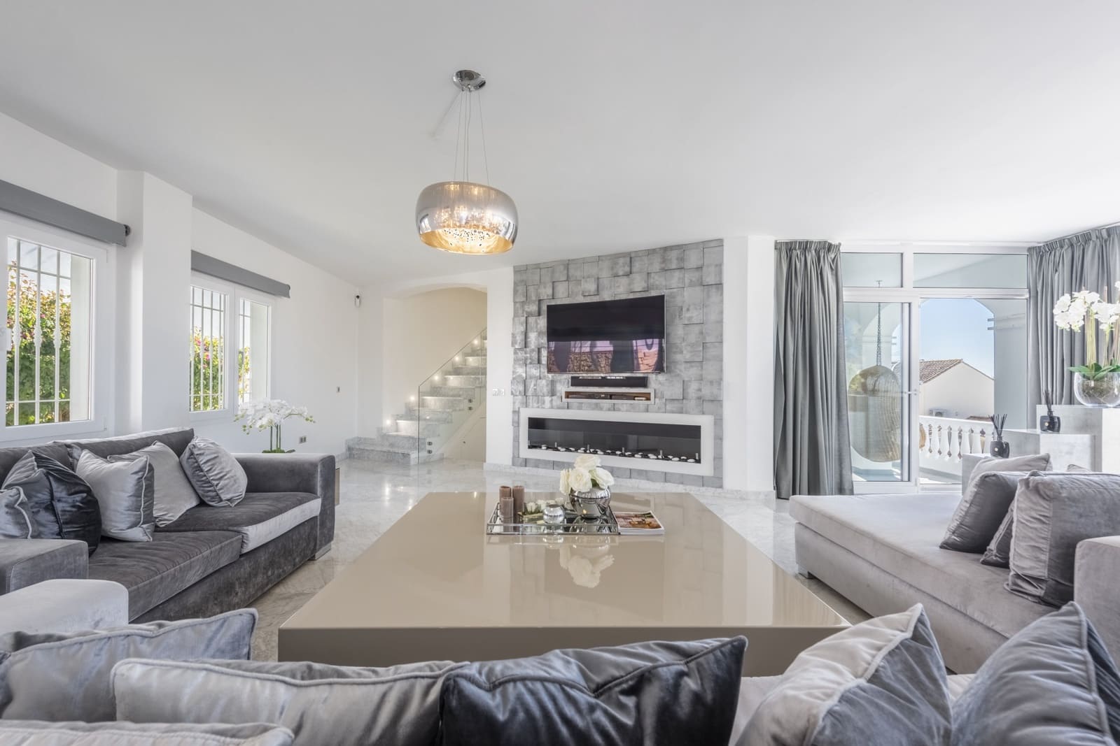 5 bedroom Villa for sale in Marbella with pool garage - € 2,200,000 (Ref: 9089704)