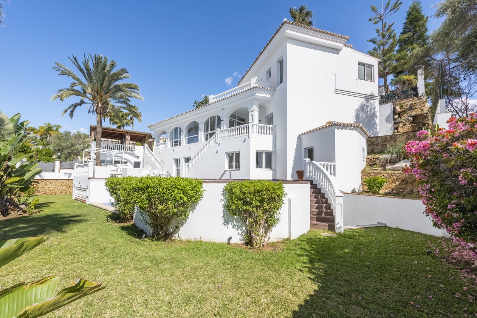 5 bedroom Villa for sale in Marbella with pool garage - € 2,200,000 (Ref: 9089704)