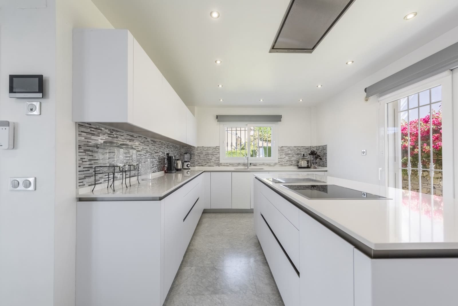 5 bedroom Villa for sale in Marbella with pool garage - € 2,200,000 (Ref: 9089704)