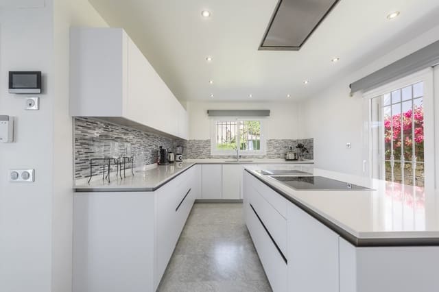 5 soverom Villa til salgs i Marbella med svømmebasseng garasje - € 2 200 000 (Ref: 9089704)