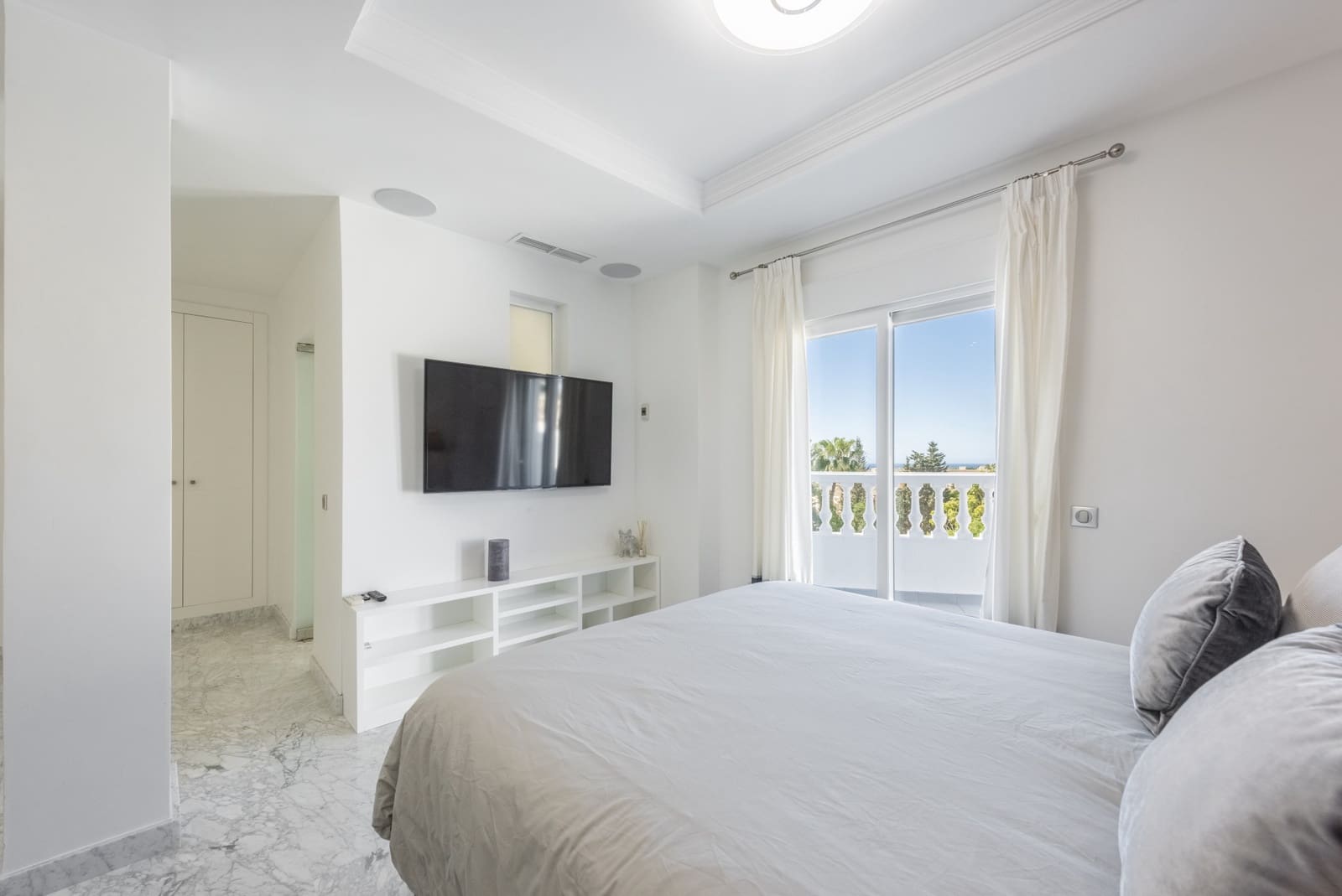 5 bedroom Villa for sale in Marbella with pool garage - € 2,200,000 (Ref: 9089704)