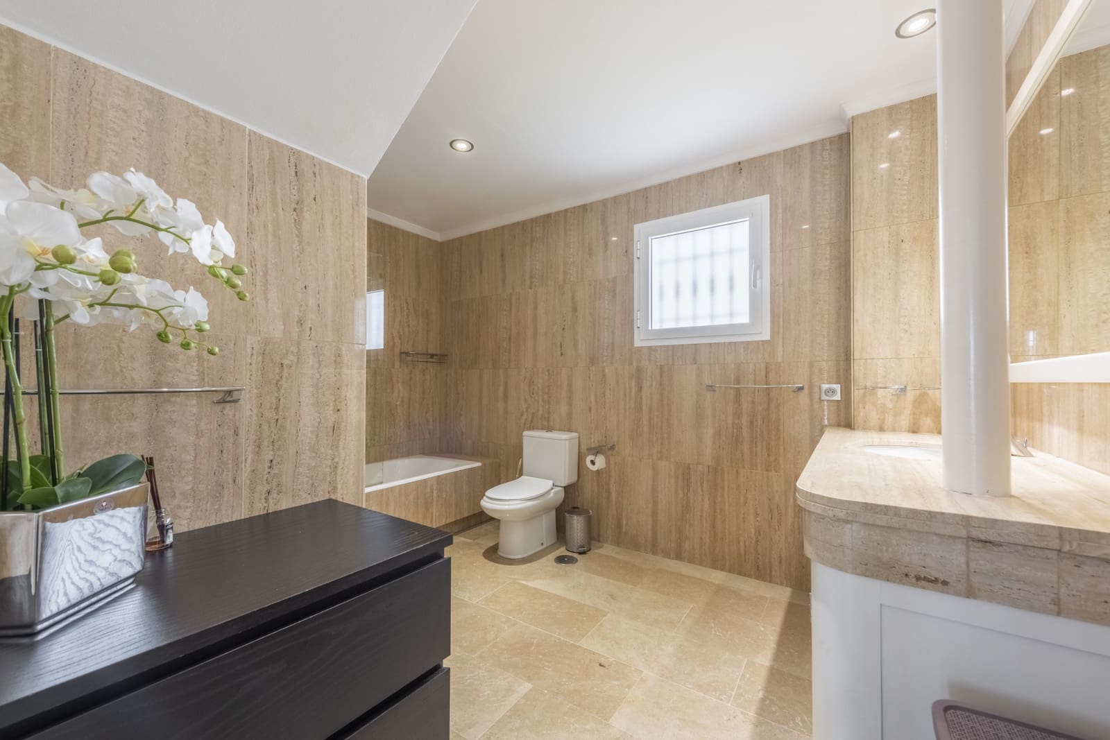 5 bedroom Villa for sale in Marbella with pool garage - € 2,200,000 (Ref: 9089704)