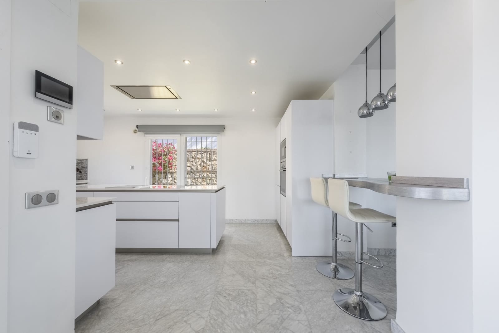 5 bedroom Villa for sale in Marbella with pool garage - € 2,200,000 (Ref: 9089704)