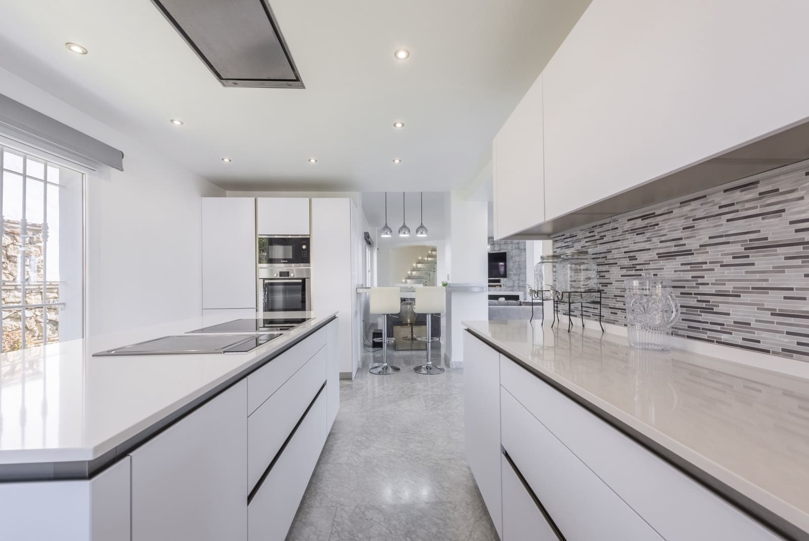 5 bedroom Villa for sale in Marbella with pool garage - € 2,200,000 (Ref: 9089704)