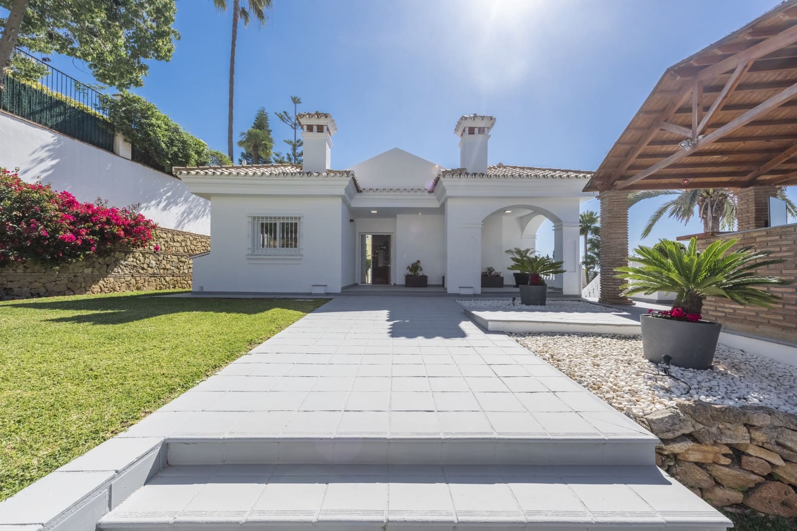 5 bedroom Villa for sale in Marbella with pool garage - € 2,200,000 (Ref: 9089704)