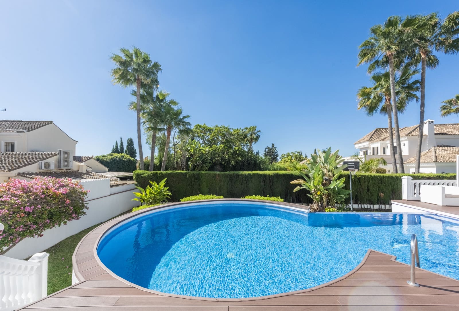 5 bedroom Villa for sale in Marbella with pool garage - € 2,200,000 (Ref: 9089704)