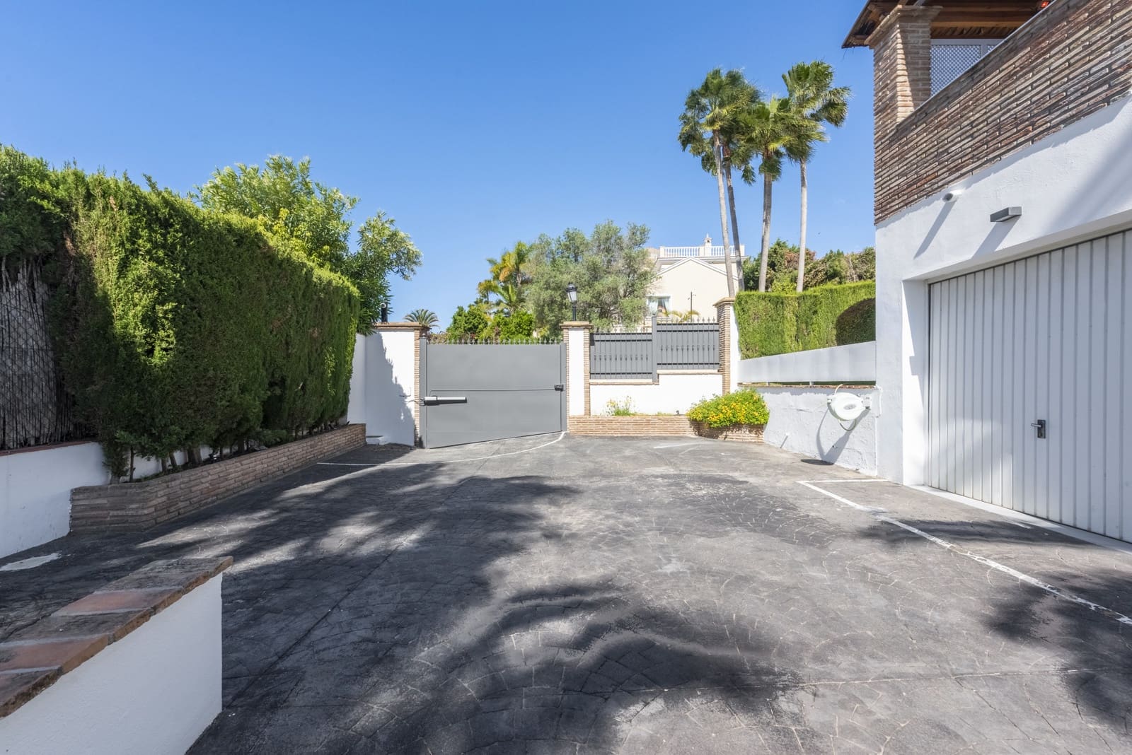 5 bedroom Villa for sale in Marbella with pool garage - € 2,200,000 (Ref: 9089704)