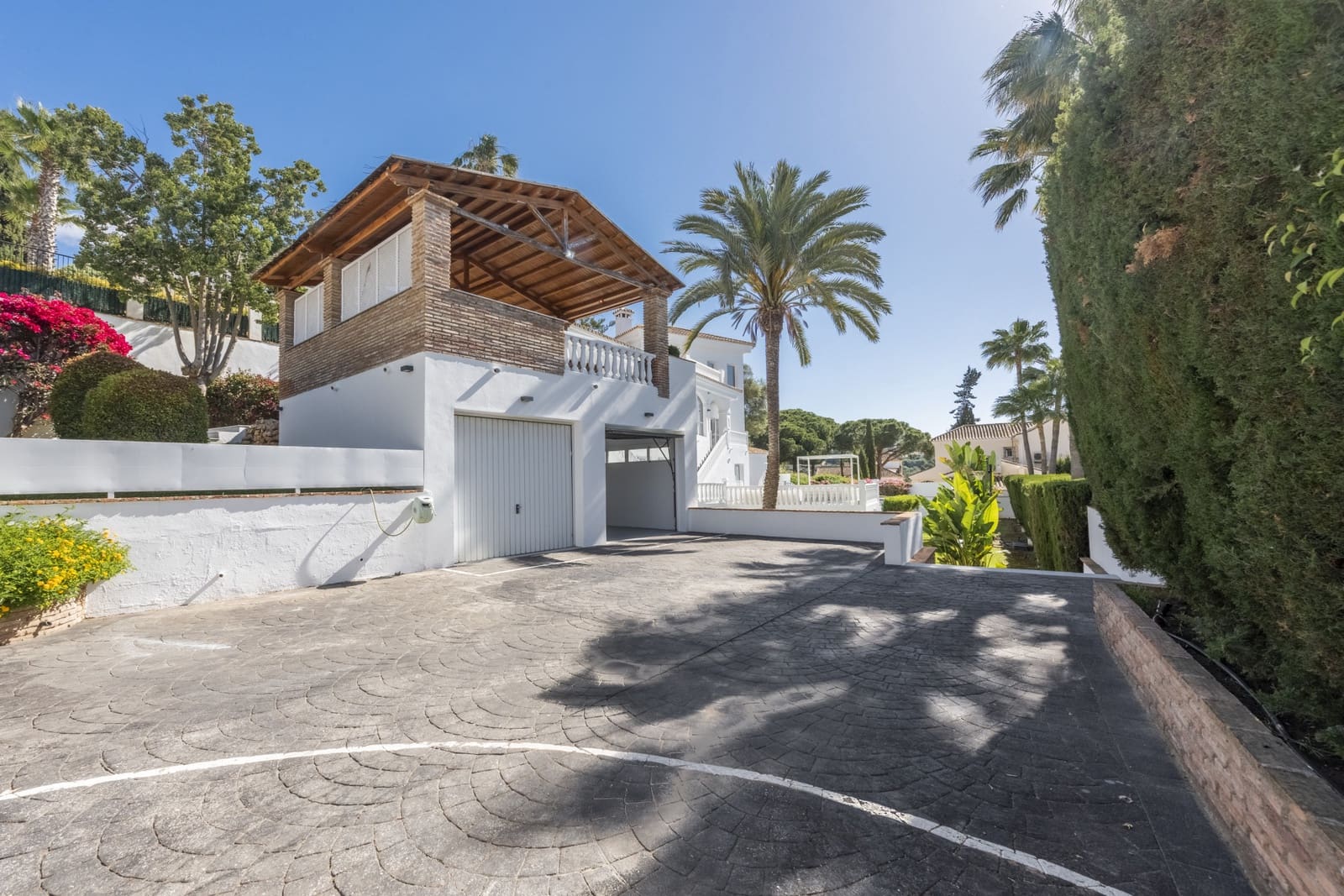 5 bedroom Villa for sale in Marbella with pool garage - € 2,200,000 (Ref: 9089704)