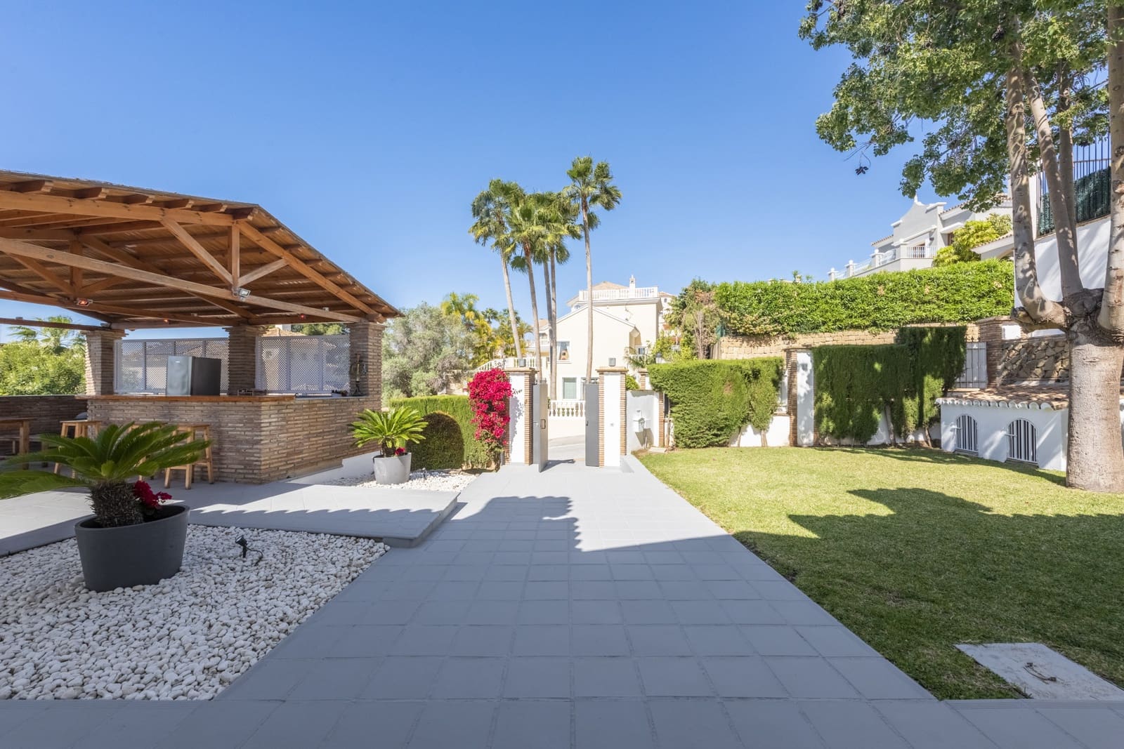 5 bedroom Villa for sale in Marbella with pool garage - € 2,200,000 (Ref: 9089704)