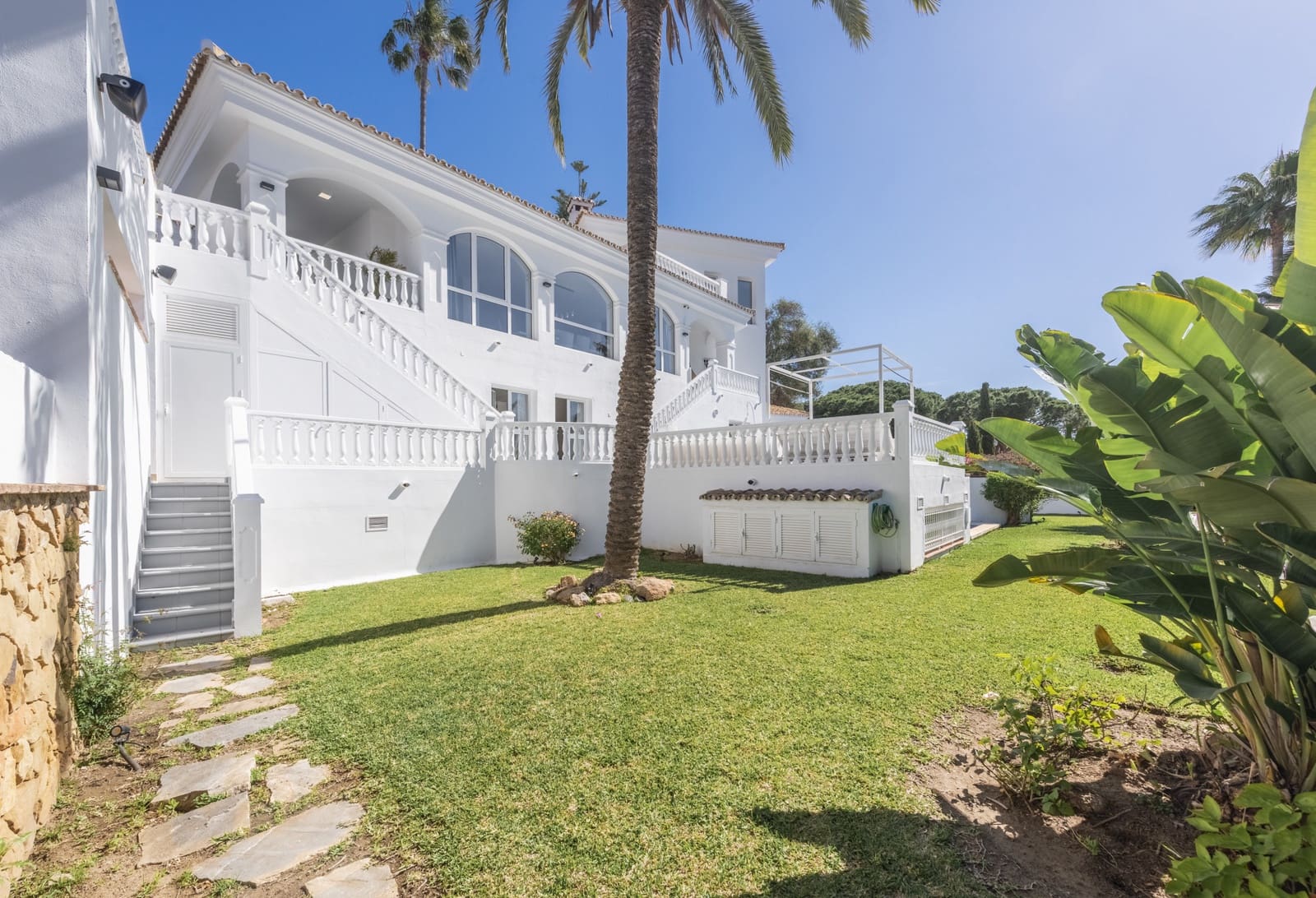 5 bedroom Villa for sale in Marbella with pool garage - € 2,200,000 (Ref: 9089704)