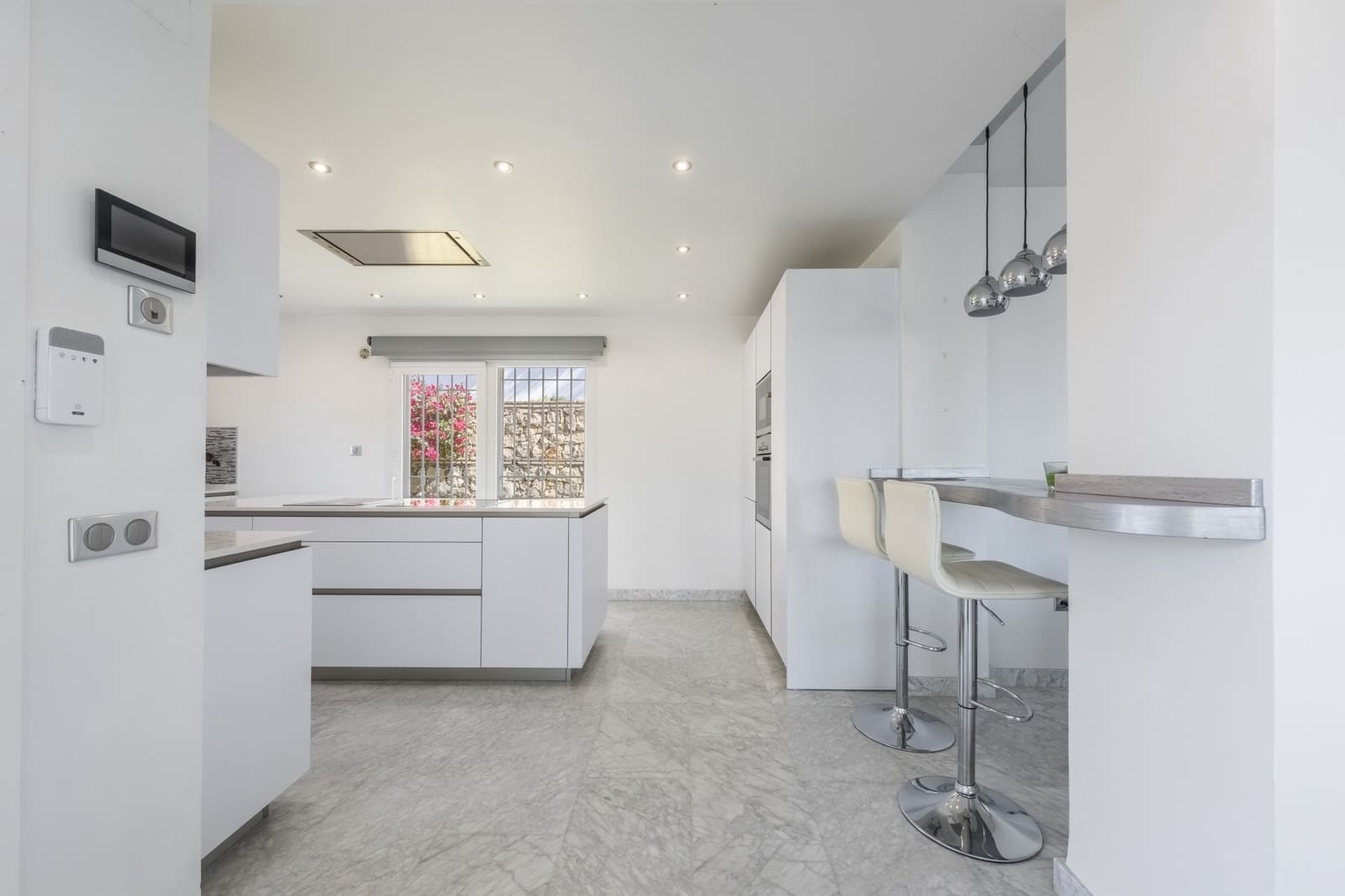 5 bedroom Villa for sale in Marbella with pool garage - € 2,200,000 (Ref: 9089704)