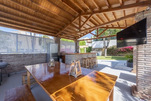 5 Zimmer Villa zu verkaufen in Marbella mit Pool Garage - 2.200.000 € (Ref: 9089704)