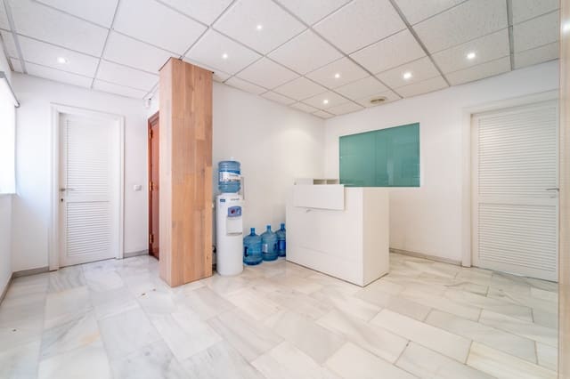 4 bedroom Commercial for sale in Marbella - € 625,000 (Ref: 9100653)