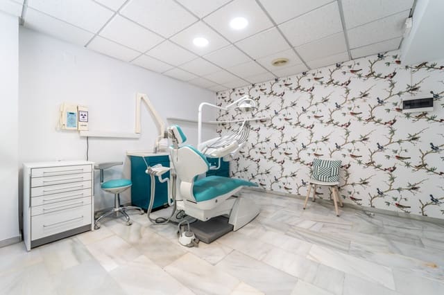 4 bedroom Commercial for sale in Marbella - € 625,000 (Ref: 9100653)