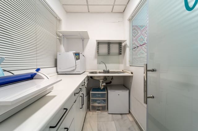 4 bedroom Commercial for sale in Marbella - € 625,000 (Ref: 9100653)