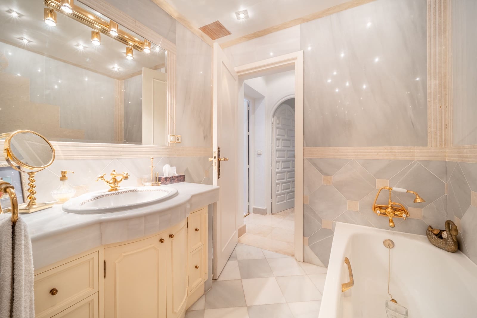 3 soveværelse Villa til salg i Guadalmina med swimmingpool garage - € 1.490.000 (Ref: 9104508)