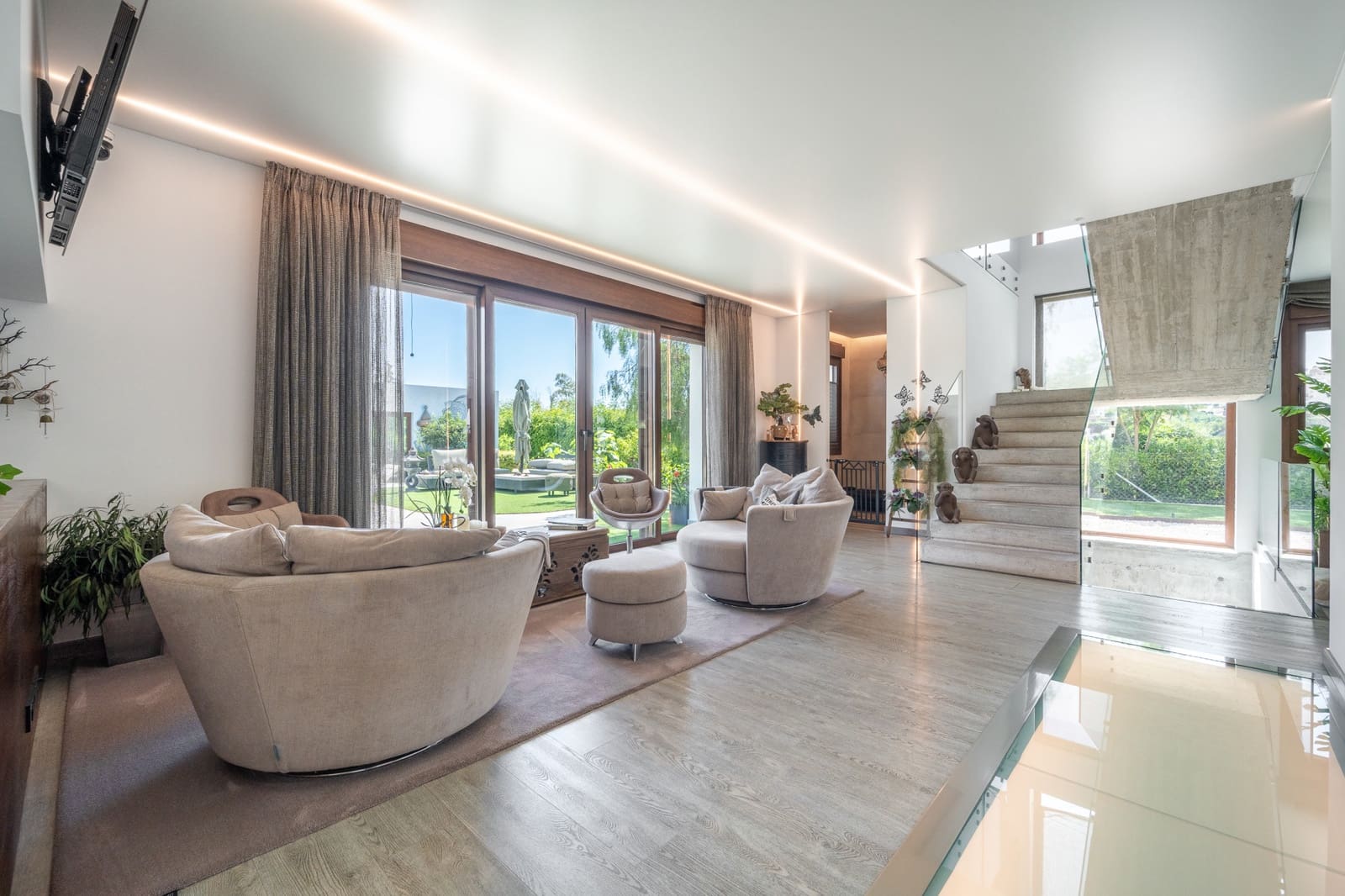 5 bedroom Villa for sale in Benahavis with pool garage - € 3,950,000 (Ref: 9106447)