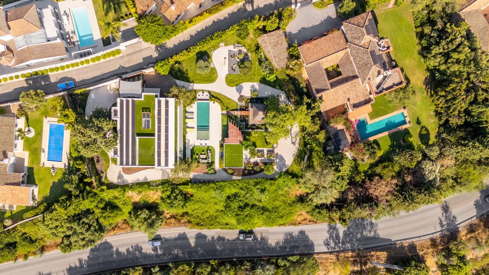 5 bedroom Villa for sale in Benahavis with pool garage - € 3,950,000 (Ref: 9106447)