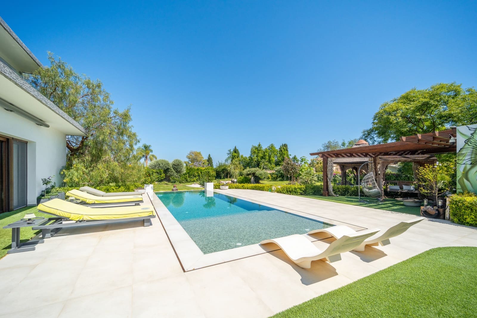 5 bedroom Villa for sale in Benahavis with pool garage - € 3,950,000 (Ref: 9106447)