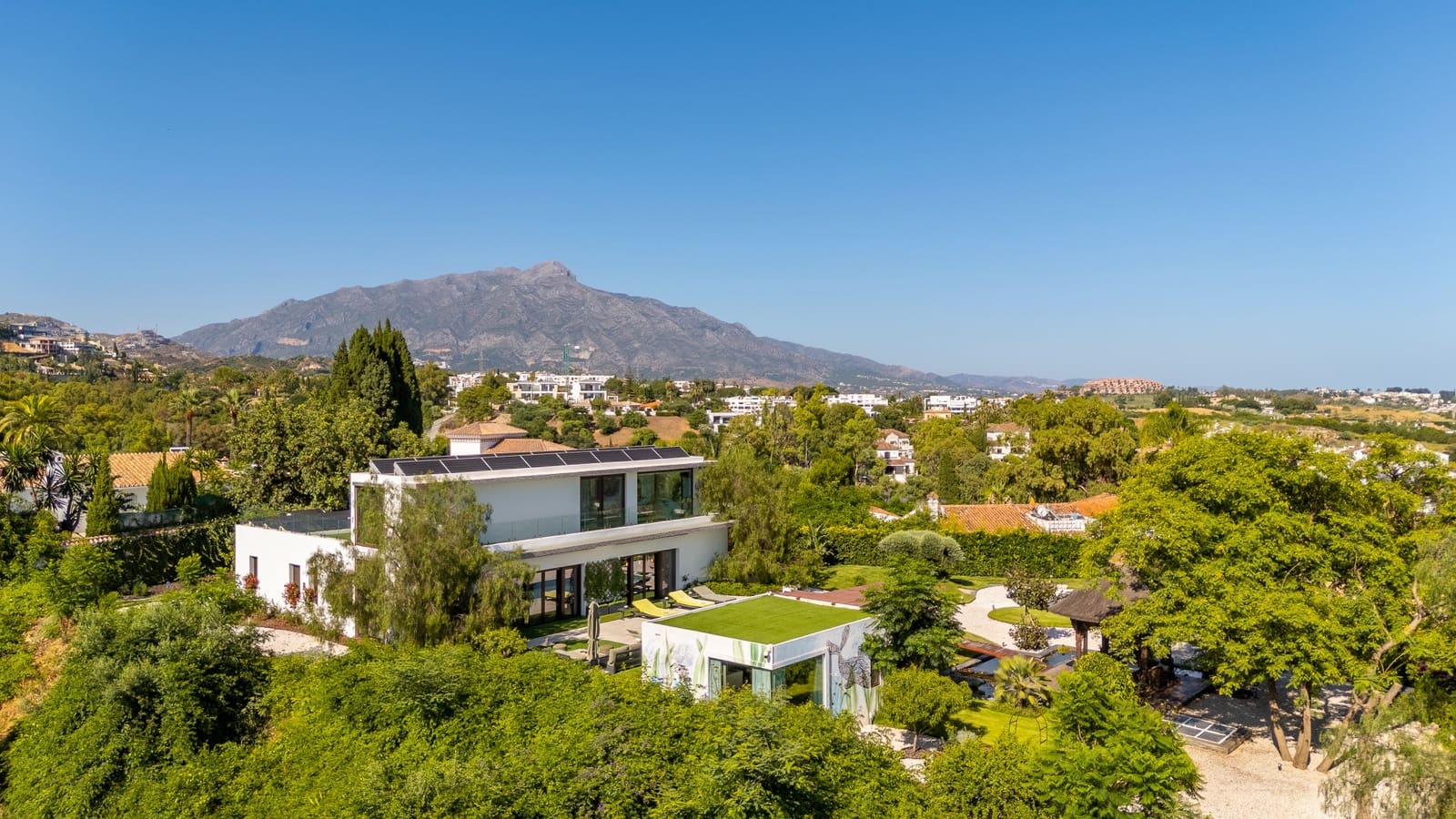 5 bedroom Villa for sale in Benahavis with pool garage - € 3,950,000 (Ref: 9106447)