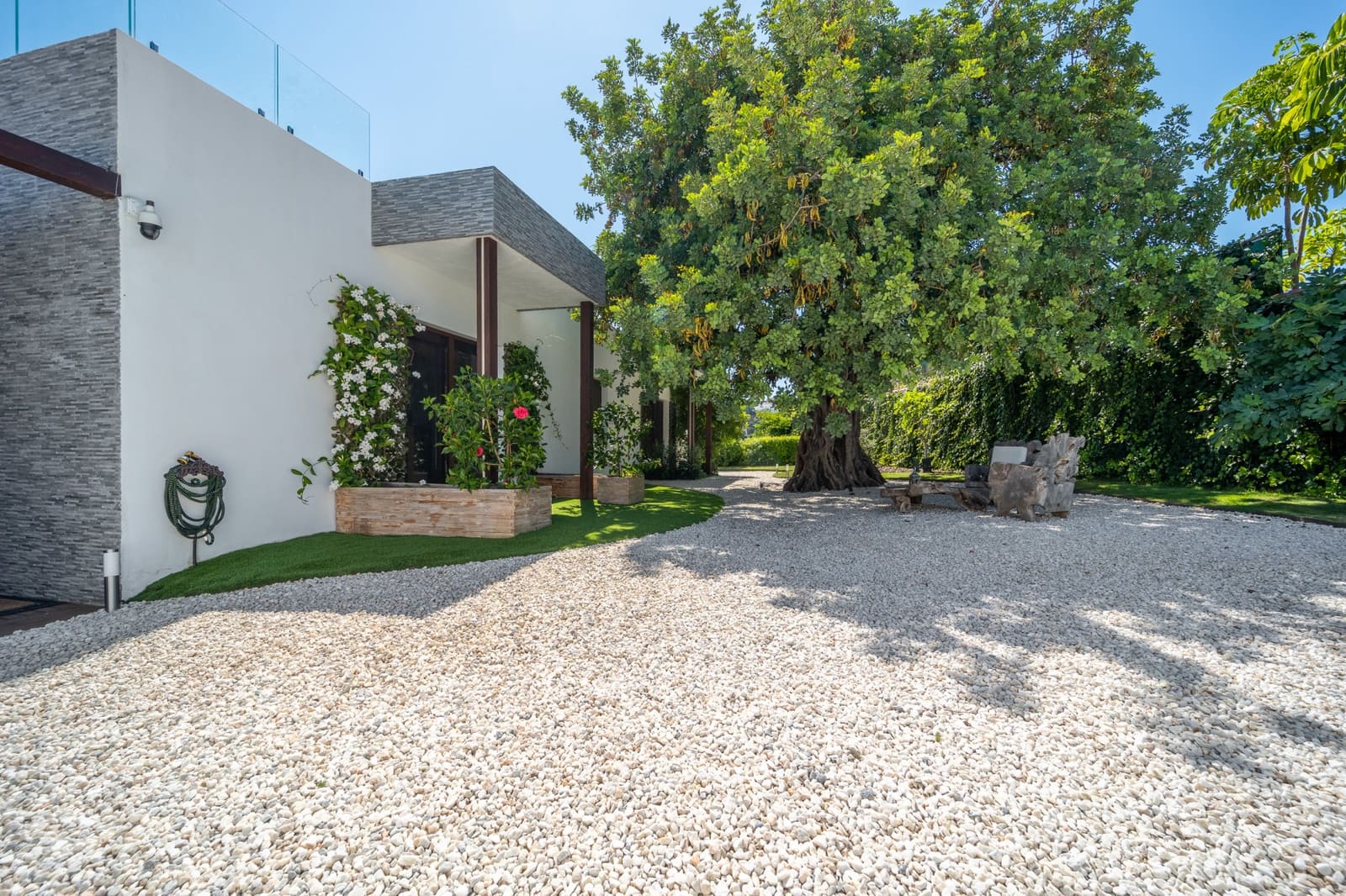 5 bedroom Villa for sale in Benahavis with pool garage - € 3,950,000 (Ref: 9106447)