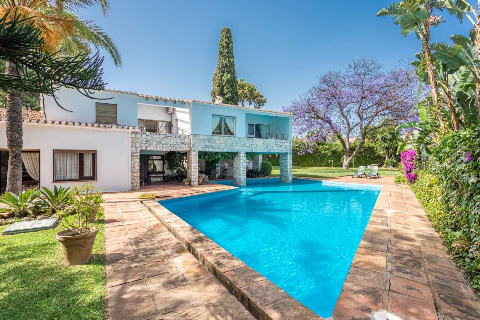 4 bedroom Villa for sale in Marbella with pool garage - € 4,200,000 (Ref: 9115993)