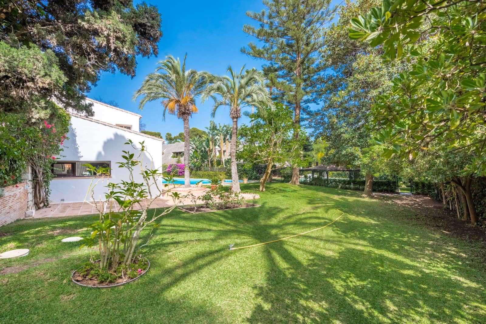 4 bedroom Villa for sale in Marbella with pool garage - € 4,200,000 (Ref: 9115993)