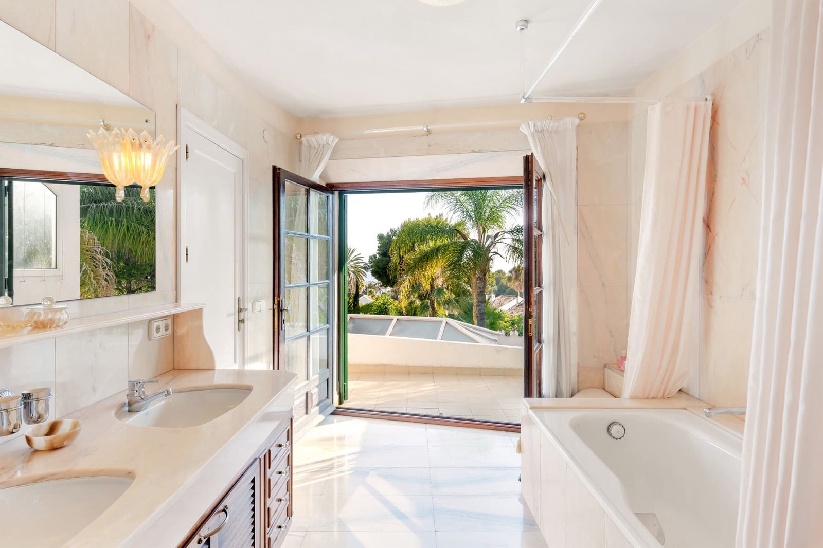 4 slaapkamer Villa te koop in Golden Mile met zwembad garage - € 4.200.000 (Ref: 9129639)