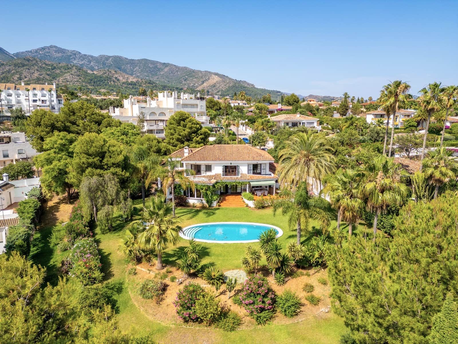 4 slaapkamer Villa te koop in Golden Mile met zwembad garage - € 4.200.000 (Ref: 9129639)