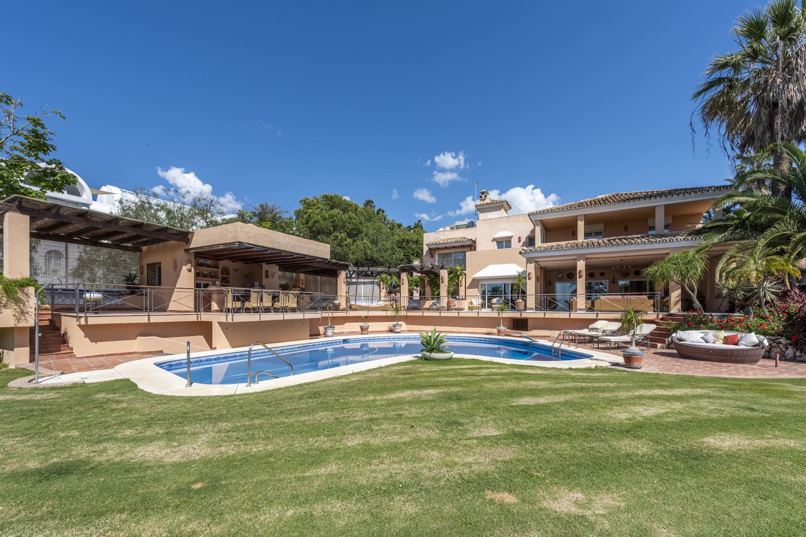 8 soverom Villa til salgs i Estepona med svømmebasseng garasje - € 6 600 000 (Ref: 9134304)